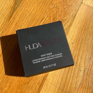 Huda Beauty setting powder